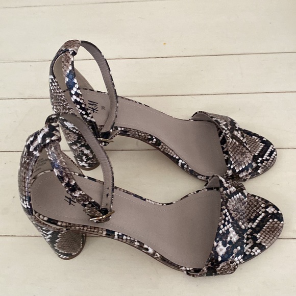 H & M ankle strap oval block heels in faux animal skin. - Picture 2 of 5